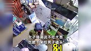 男子抱大葱进店跪地磕头，称葱不要钱磕头要钱，老板机智对磕：我也给你磕