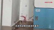 3名保安教室内抡棍打死流浪狗，很多学生亲眼目睹，校方否认开除