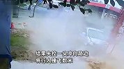 货车为躲电动车撞飞路人，司机捶胸顿足大叫，电动车主一旁看呆