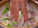 以后家里来客，就像我这样做个蒜蓉粉丝鱿鱼，蒜香入味，鲜嫩可口