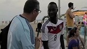 世界杯-14年-猥琐大叔上街扒人衣服 只因不穿本国球衣-新闻
