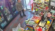两女孩好心给男子买饼干，男子竟拿去换烟，被拒后当店主面直接踩碎