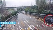 司机观察不仔细，半挂车顶着百万宾利倒车致“天价”车损