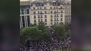 密集恐惧症慎入！高空俯拍法国庆祝游行队伍超级震撼