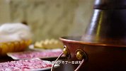 北京人吃涮羊肉火锅，上下只需翻动10秒，软嫩鲜香！