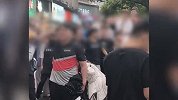 顺丰骑手挣钱遇女友出轨，当街崩溃咆哮，平台：给500委屈奖