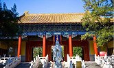 孔子的第76代嫡系后代，如今做着和古代皇帝一样的事