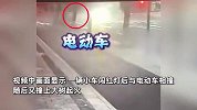一辆小车闯红灯后与电动车相撞，随后又撞上大树起火，监控曝光