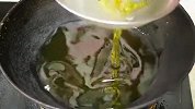 农村宴席上的一道压轴甜菜，金沙玉米，酥脆香甜不掉粉，做法讲究