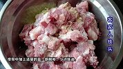 铁头到菜园里差点没找到菜，用2根排骨3个香芋做美味，全家吃美了