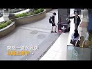 水泥块从天而降 男子路过从后脑勺擦过险被砸_超清