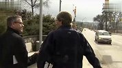 搞笑-20120312-边走边采访是很危险的