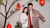 赵丽颖冯绍峰夫妇首次合体，穿情侣装展现团圆气息，笑得甜蜜幸福