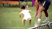 巴西体能训练萌娃抢镜 防守竟将马塞洛叔叔放倒