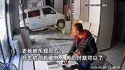 “大客户”突然冲进瓷砖店，老板被吓到定格，老板娘乐观回应：这几天24小时不关门