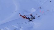 瑞士滑雪度假村发生雪崩 滑雪者奋力逃命