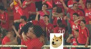 手动狗头！恒大点球续命2男球迷激情满满 拥抱的力度掌握很好