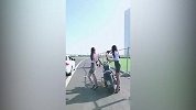 不输职业球员！高跟鞋美女一脚弧线将废弃水瓶踢回车内