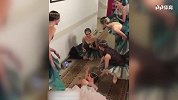 足球的魅力无法阻挡！莫斯科女演员后台组团观战世界杯