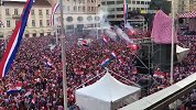 摇旗呐喊支持主队 克罗地亚国内球迷点烟火助威