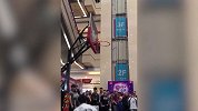 狂拽酷炫！哥俩用扣篮主宰商场 搭配灌篮高手BGM应景
