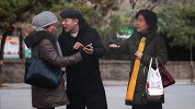 “妈妈只有一个！”当小伙街头嫌弃母亲不会玩手机，有路人这样说