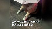 大妈假扮少女街头乞讨，被路人识破后恼羞成怒：你就是个流氓！