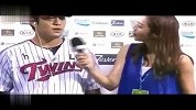 棒球-13年-韩国棒球女神采访遭泼水 被整后调整心态继续采访-新闻