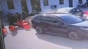 警方通报“南通某医院内车辆失控撞向人群”：4人骨折无生命危险