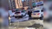疑女儿早恋在宾馆门口被发现，父亲抓住男生对女儿怒吼：我会害你？