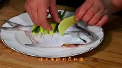 清蒸鲳鱼非常适合孩子们吃的海鲜做法，原汁原味的鲜肉质更加鲜嫩