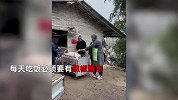 洋女婿回贵州农村过年，劈柴熏腊肉做辣椒面，入乡随俗：绅士变翠花