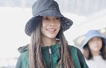 Baby被推搡后现身机场，穿绿色冲锋衣个性十足，黄晓明未现身