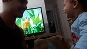 娃也太捧老爸场了！爹做什么他都笑