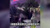 女孩疑因摔倒冰淇淋弄脏衣服，妈妈崩溃拿凳子砸向她，目击者发声