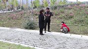 街头乞丐拾金不昧还被失主嫌弃，最后一幕情景感动所有人
