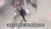 浙江温州有老人在河边“放生”大米？当事人：米坏了，想拿去喂鱼