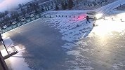 男子着急上班打卡漂移撞飞石墩，直接下车飞奔去单位打卡：迟到1分钟扣30元