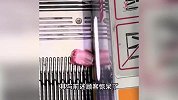 女子超市偷排骨从短裤掉到扶梯上？网友以为是百元钞票，警方介入