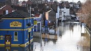 雪上加霜！英国多城遭洪水侵袭变身“威尼斯” 数百居民紧急撤离