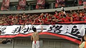 亚冠-17赛季-暖队长！恒大输球女球迷情绪失控痛哭 郑智送球衣安慰裸上身离开-专题