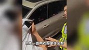 小车逆行撞伤外卖员碎片满地，行驶中突然闯入对向车道，监控曝光