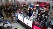 男生回家假装顾客去爸爸工作的店里购物，爸爸认出后一把抱住