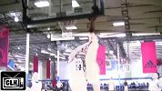 街球-14年-阿迪经典赛：非人滞空Marcus_Simonds空中等防守球员 双手颜扣2+1-专题