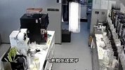 监控曝光！男子全裸持刀闯入奶茶店，店员机智将其制服，古茗回应