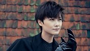 李宇春父亲曾劝她离开娱乐圈，心疼女儿拄拐杖上台，春春坚持舞台