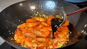 餐桌上怎么能少了一盘大虾，像我这样做个蒜蓉大虾