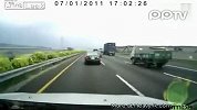 高速路上前轮爆胎是很危险滴