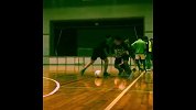 这是什么操作！脚底粘球过人 真有想象力