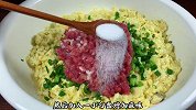 把豆腐捏碎往锅里倒，出锅就是大硬菜，口味独特鲜美入味，太香了